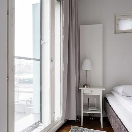 Apartamento Modern Downtown 1br Next To Pyhaejaervi Tampere
