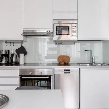 Apartamento Modern Downtown 1br Next To Pyhaejaervi Tampere